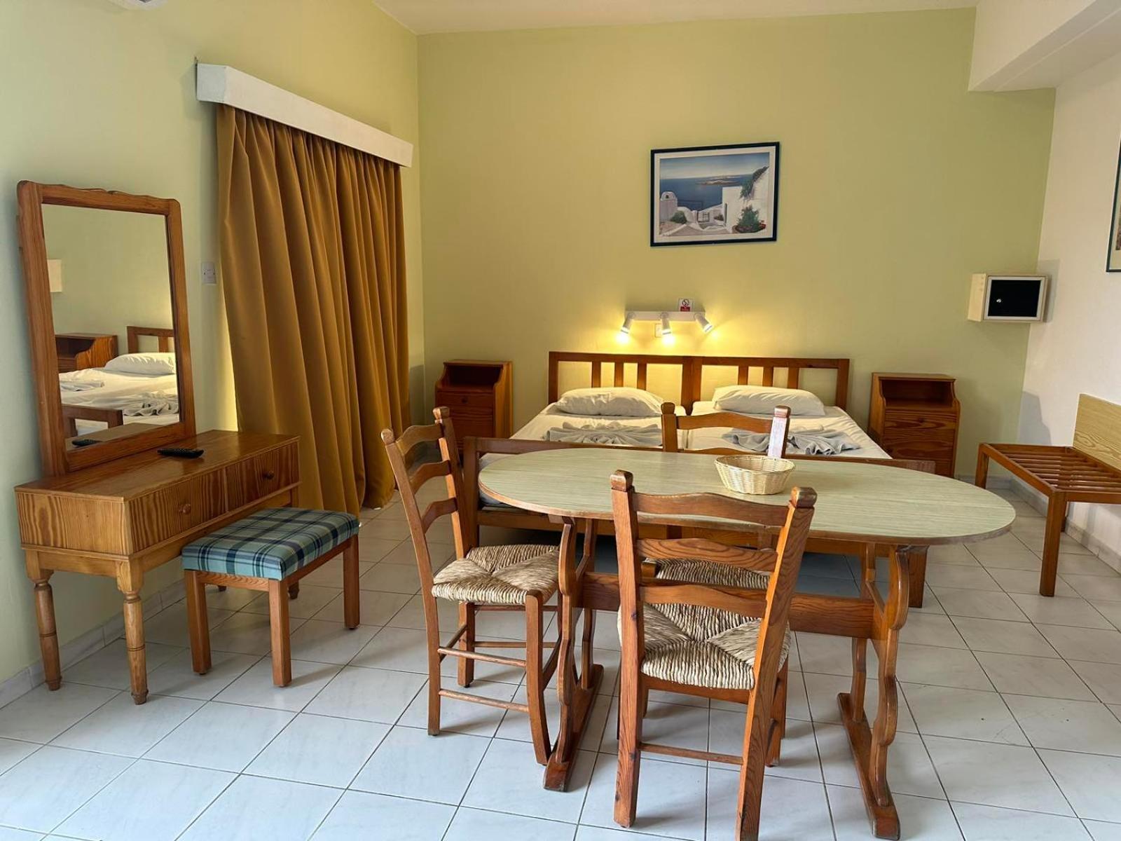 Island Budget Apartments Paphos Exterior photo